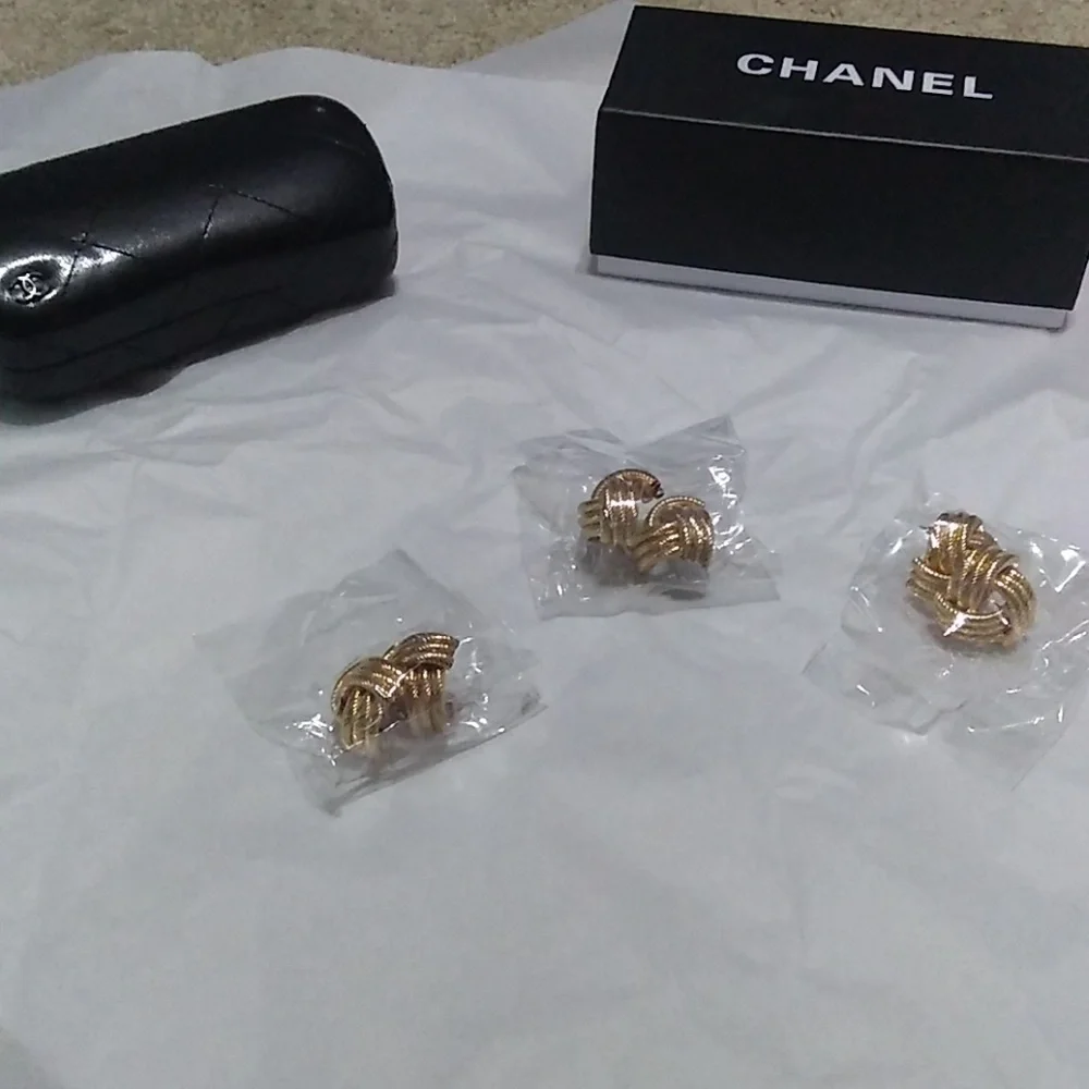 BNWT BEAUTIFUL LG GOLD-TONE KNOT STYLE EARRINGS - Picture 7 of 7